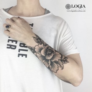 tatuaje-brazo-flores-logiabarcelona-ana-godoy     